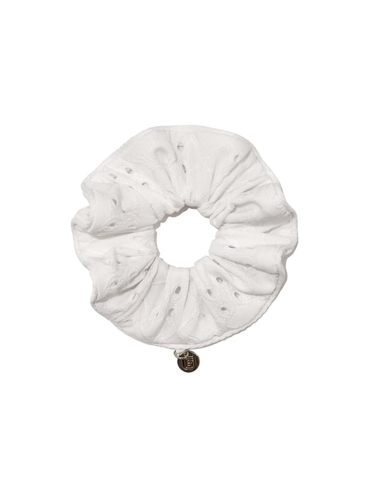 glowny-ss-24-charm-scrunchie-white