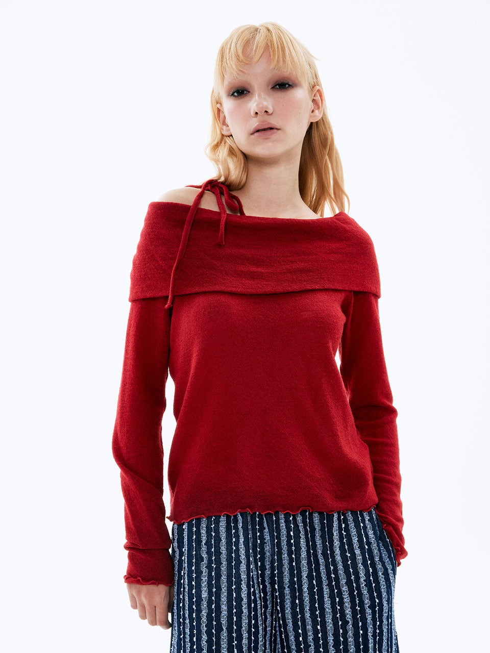 visus-ss-25-wool-offshoulder-top_red