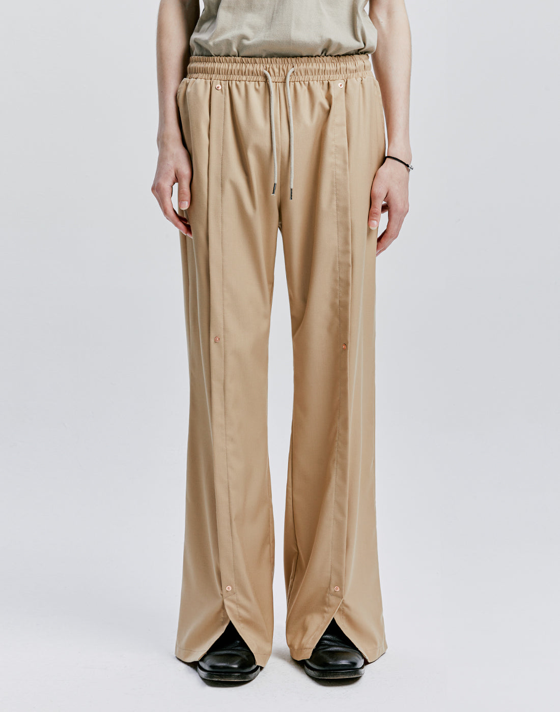 ssy-ss-24-rivet-wide-flare-banding-slacks-beige