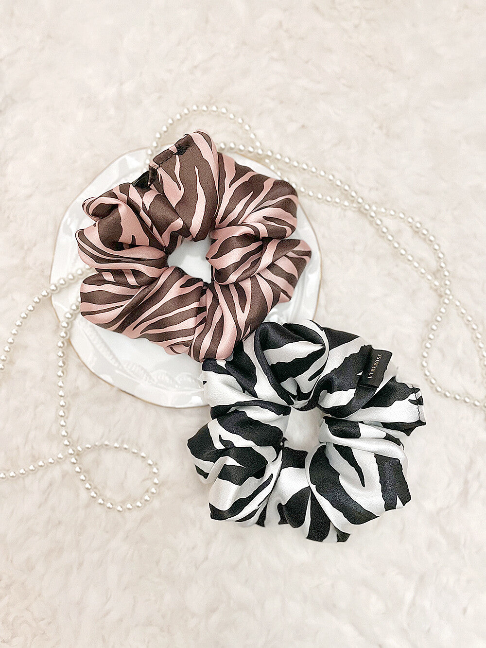 etrerose-seasonless-24-zebra-satin-scrunchie-2color