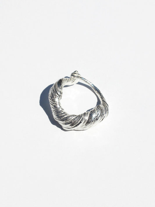 inodore-seasonless-horse-conch-ring