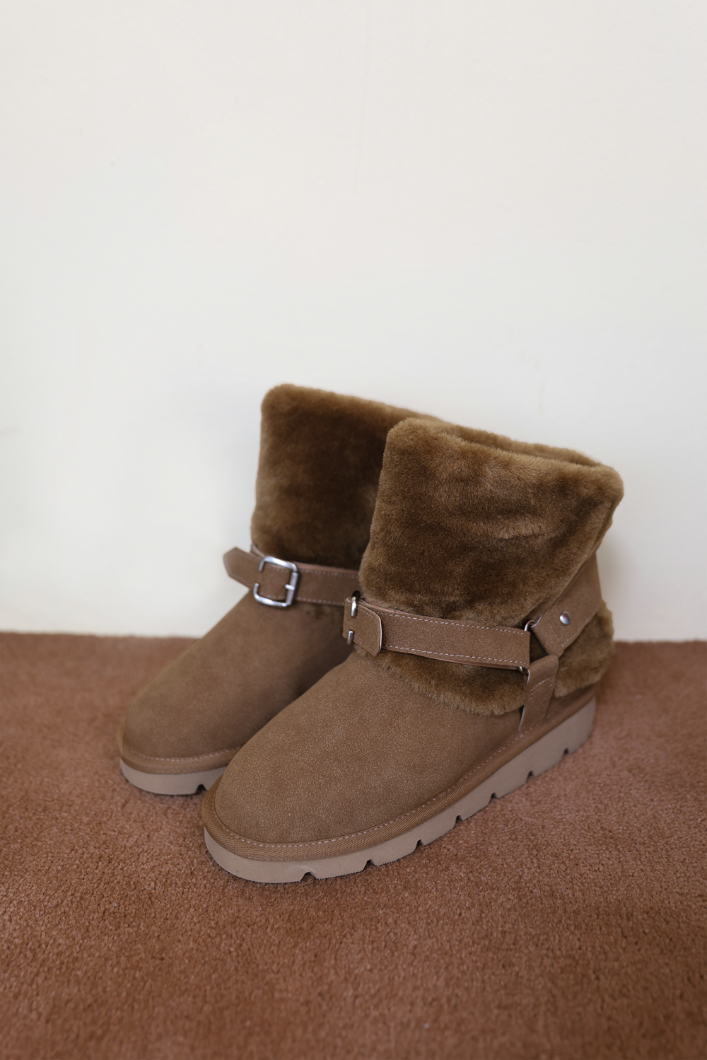 miae-fw-24-belt-fur-ugg-boots-(brown)